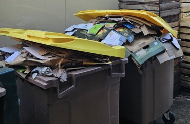 Dechets-en-arriere-boutique-dans-le-commerce-de-detail