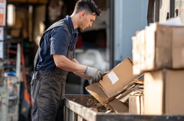 Un mécanicien automobile gère les déchets