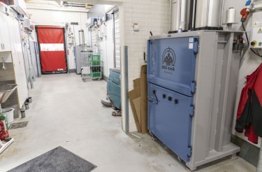 Presse-a-balles-en-arriere-boutique-de-magasin