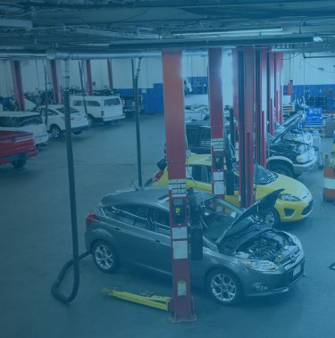 Atelier automobile réparant des voitures