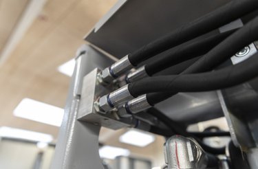 Gros plan des composants techniques d’une presse à balles hydraulique