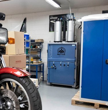 Grande presse à balles dans un petit atelier