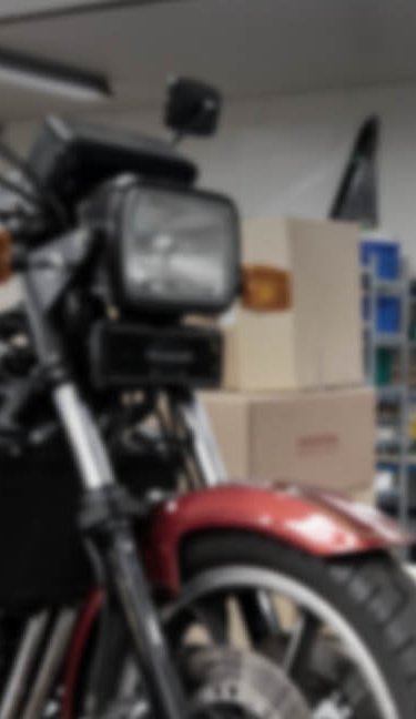 Atelier de motos avec une grande presse à balles bleue