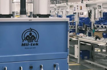 Gros plan d’une presse à balles bleue en usine