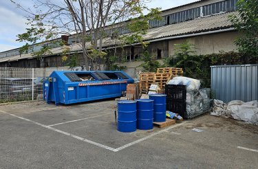 Conteneur bleu en extérieur