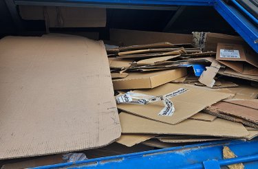 conteneur rempli de carton