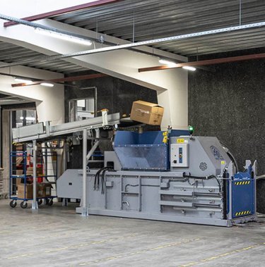 Système automatisé de remplissage de presse à balles pour carton chez Creativ Company