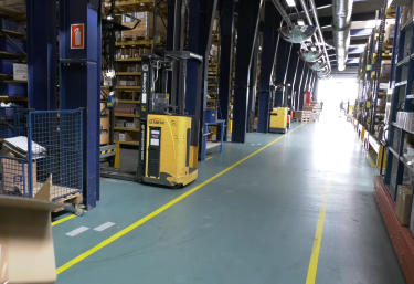 Allée d’entrepôt baignée de lumière naturelle