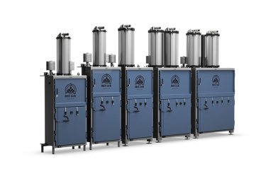 Cinq presses à balles pneumatiques bleues alignées de près