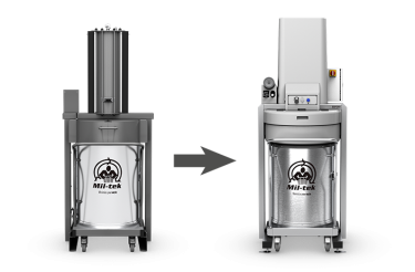 Deux compacteurs à déchets gris, un ancien modèle et son remplacement