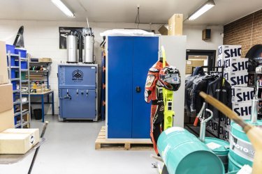 presse à balles compacte dans un petit atelier