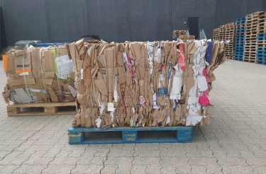 Balle de carton produite avec une presse à carton d'occasion