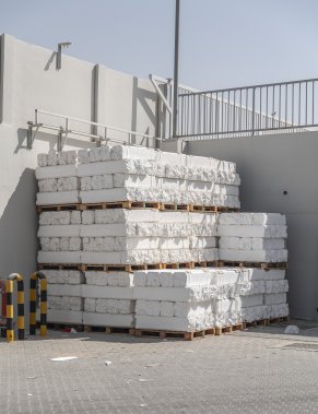 Déchets de polystyrène compactés en blocs sur palettes