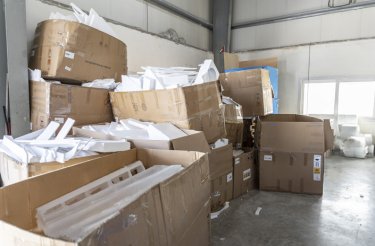 Déchets de polystyrène dans des caisses